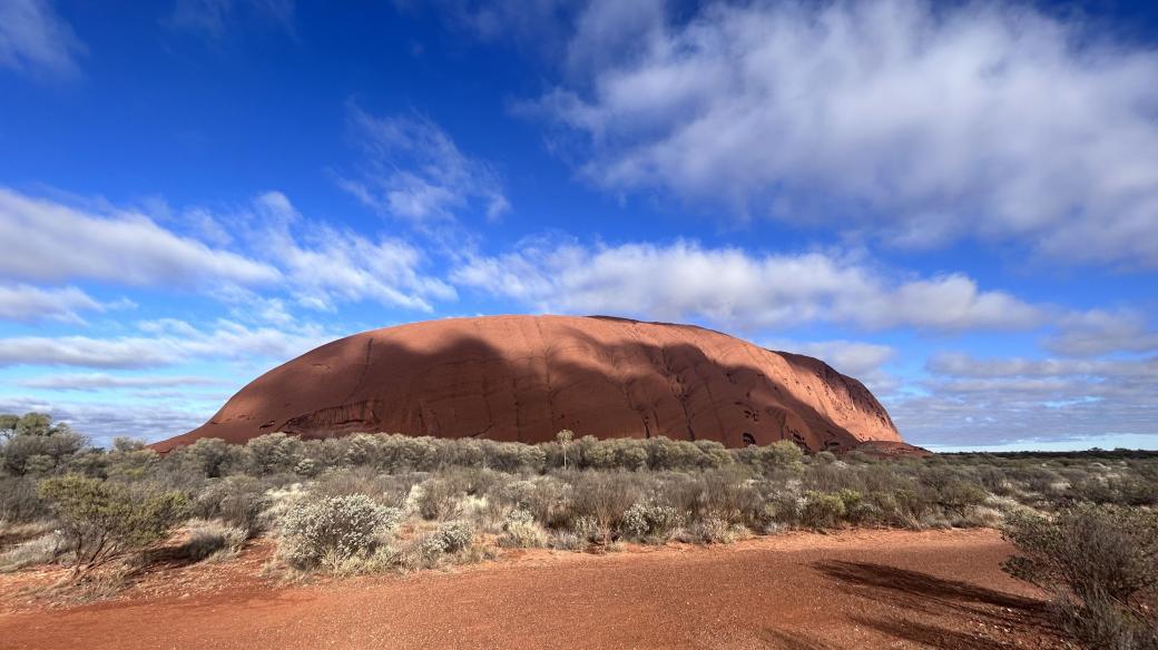 Hora Uluru v Austrálii je symbolem kontinentu a kultury jeho původních obyvatel