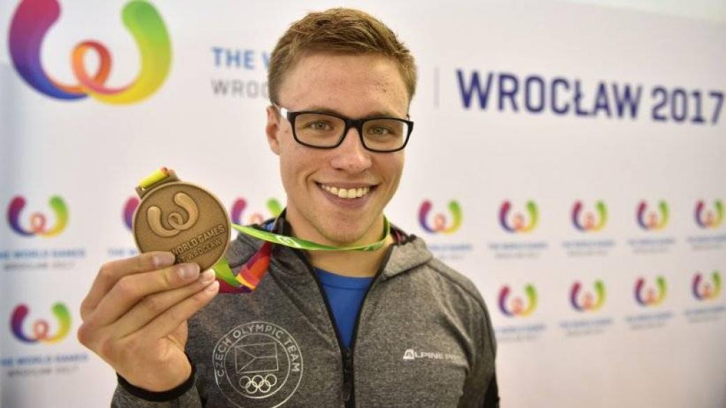 Jakub Jarolím se po skončení kariéry ploutvového plavce stará o hokejisty Olomouce jako fyzioterapeut