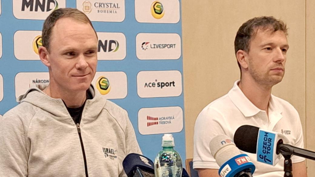 Chris Froome (vlevo) a Leopold König na tiskové konferenci před startem Czech Tour