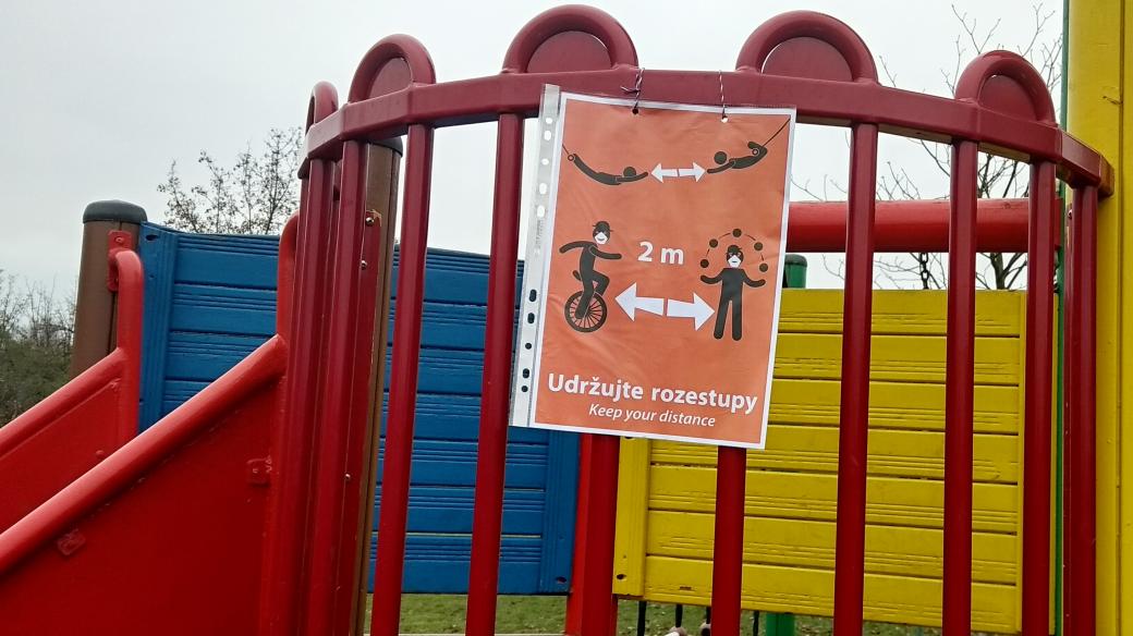 Eva Hejná z lounského úřadu vybavila dětská hřiště cedulemi o nutnosti dodržovat dvoumetrové rozestupy