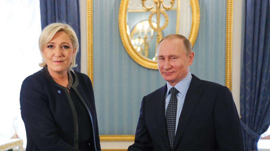 Vladimir Putin a Marine Le Penová v Moskvě v roce 2017