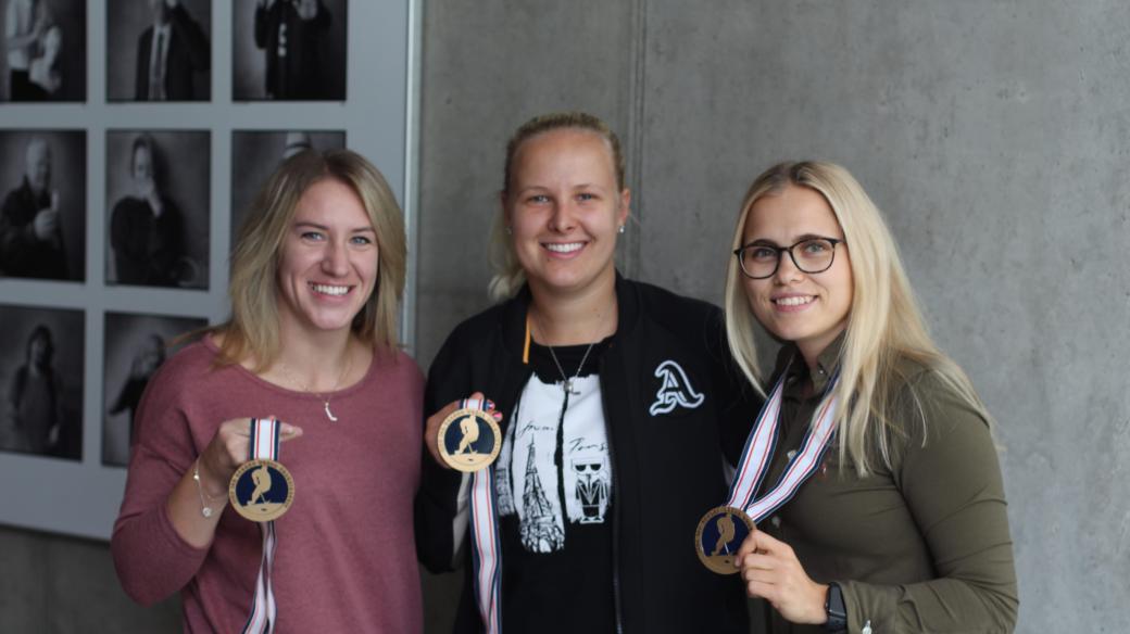 České hokejové reprezentantky přinesly do studia čerstvé bronzové medaile z mistrovství světa