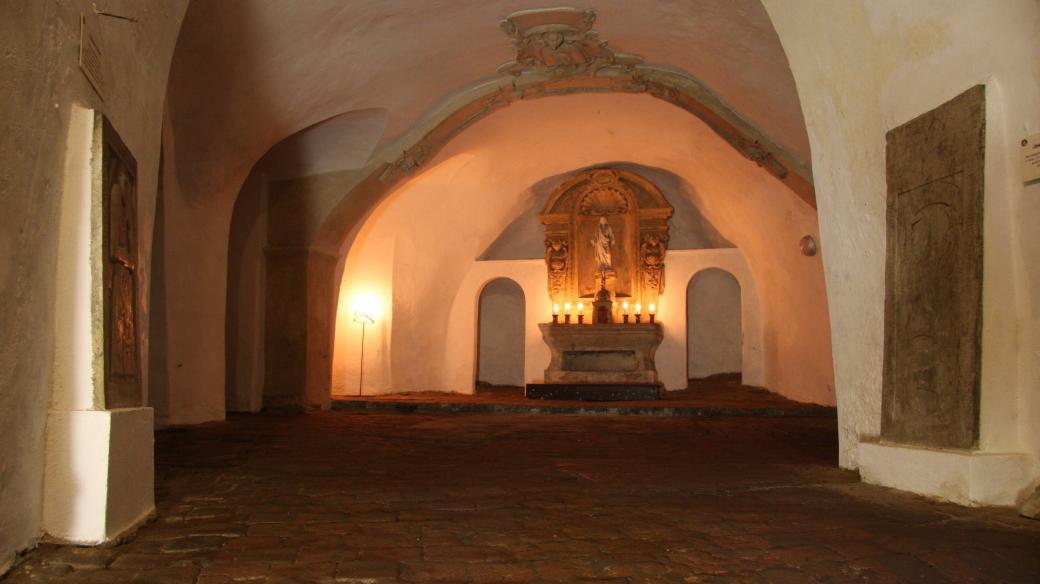 Součástí poutního areálu Svatý Jan pod Skalou je i jeskyně svatého Ivana a skalní kostel - 