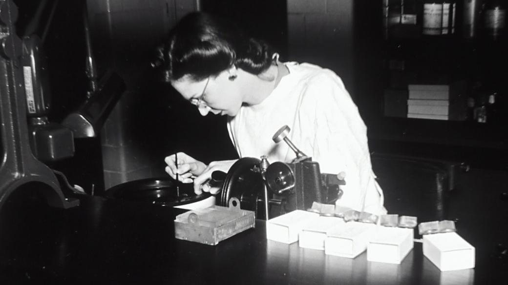 Žena v laboratoři