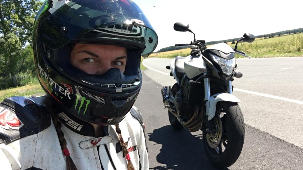 Eva Koňáková a její motorka Honda CB600F Hornet