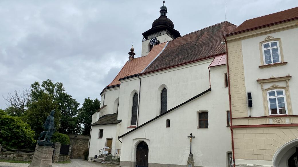Kostel v Novém Městě nad Metují měl hrát kostel v Dobrušce, kde se mj. František ženil s Márinkou