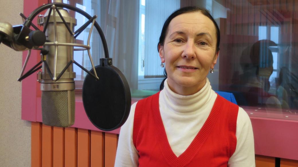 Jarmila Čelakovská ve studiu Českého rozhlasu Hradec Králové