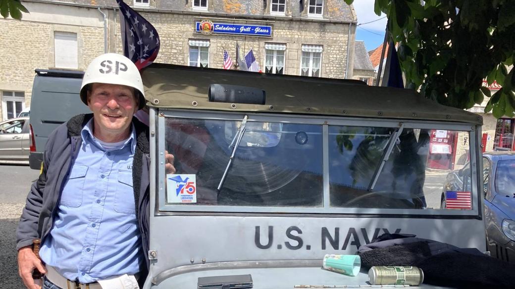 Nizozemec Scheff a jeho džíp z roku 1942. Na kapotě vozu jsou podpisy veteránů, kteří zažili boje o Normandii