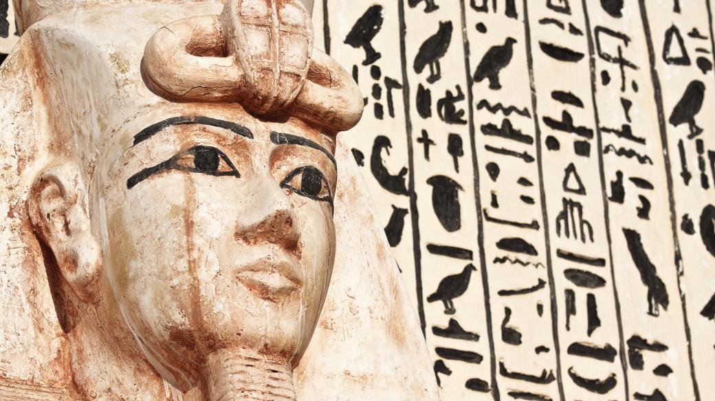 Egyptské písmo hieroglyfy celá staletí nikdo nedokázal rozluštit