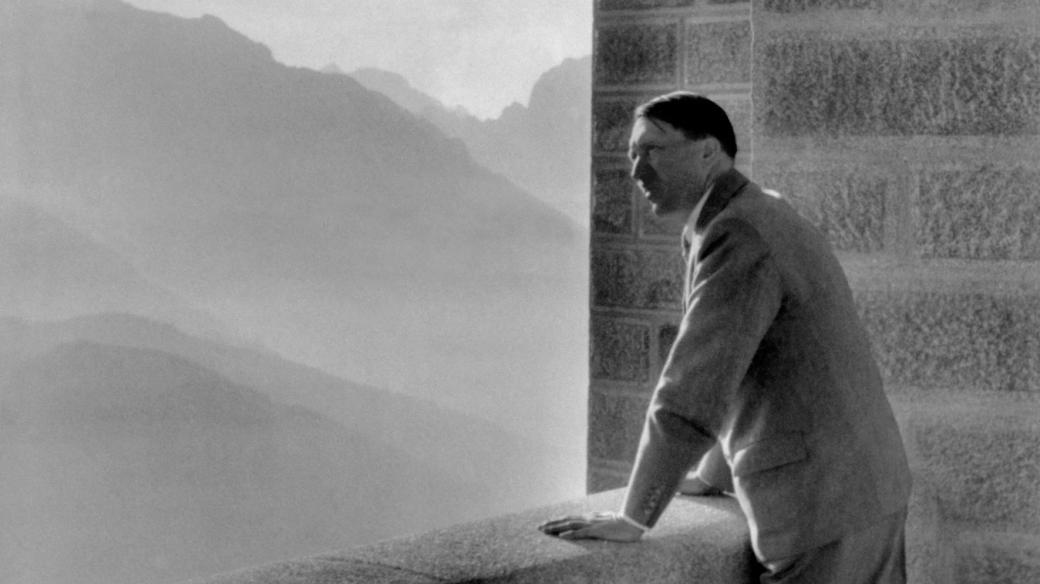 Adofl Hitler kouká na hory ze své rezidence Berghof
