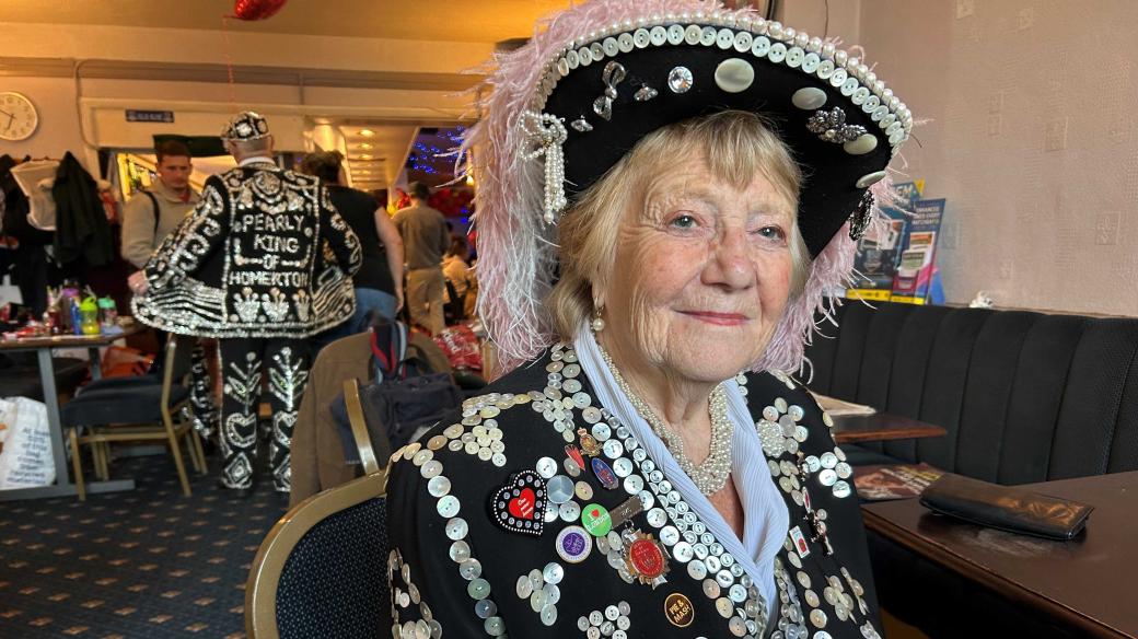 Osmdesátnice Winnie, perleťová královna městské čtvrti Kensingtonu a Chelsea