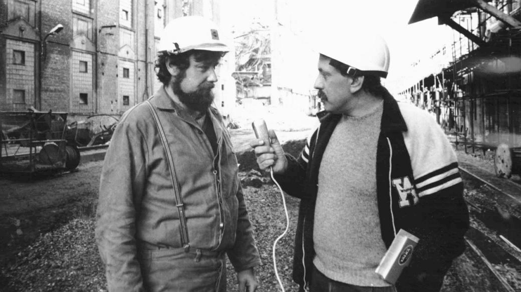 Luboš Lidický (vpravo) při natáčení reportáže v průmyslovém podniku (1986)