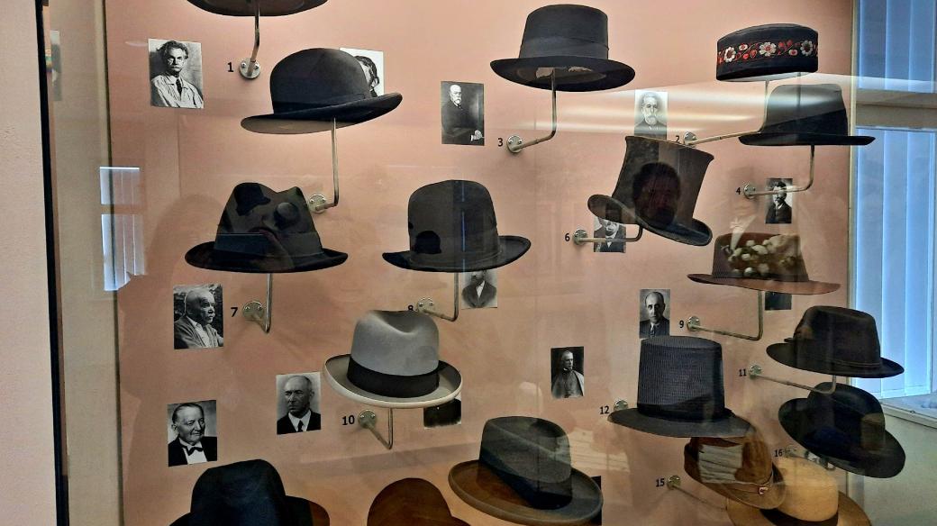 Nový Jičín proslavila výroba klobouků. Na zámku proto najdete expozici nazvanou Nechte na hlavě