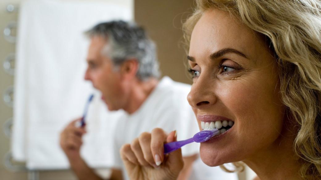 Péče o zubní náhradu je stejně důležitá jako péče o vlastní zuby (ilustrační foto)