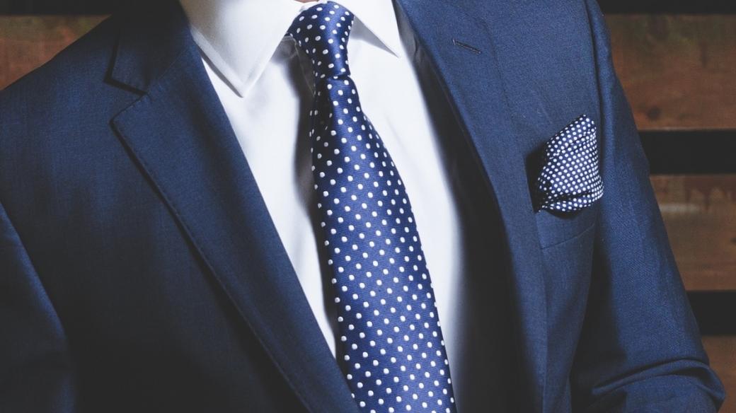 Oblek, kravata a košile (ilustrační snímek)