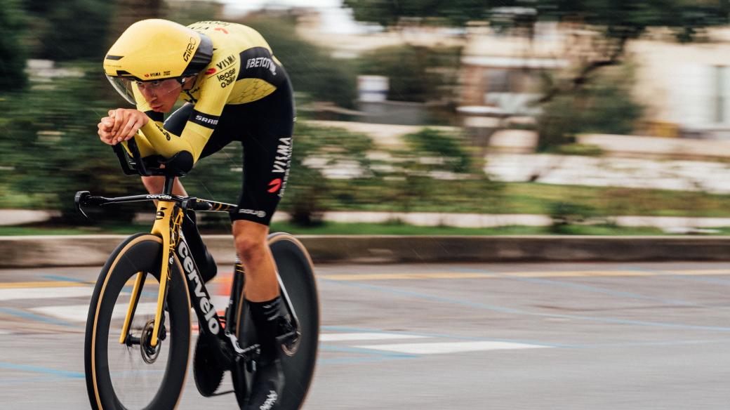 Jak cyklistický svět reagoval na novou podobu helmy týmu Visma–Lease a Bike?