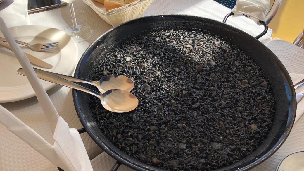 Arros negro neboli španělská černá rýže