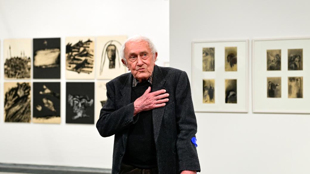 Stanislav Kolíbal při komentované prohlídce výstavy Stanislav Kolíbal - Knihy a stavby, 4. listopadu 2022, Muzeum Kampa, Praha