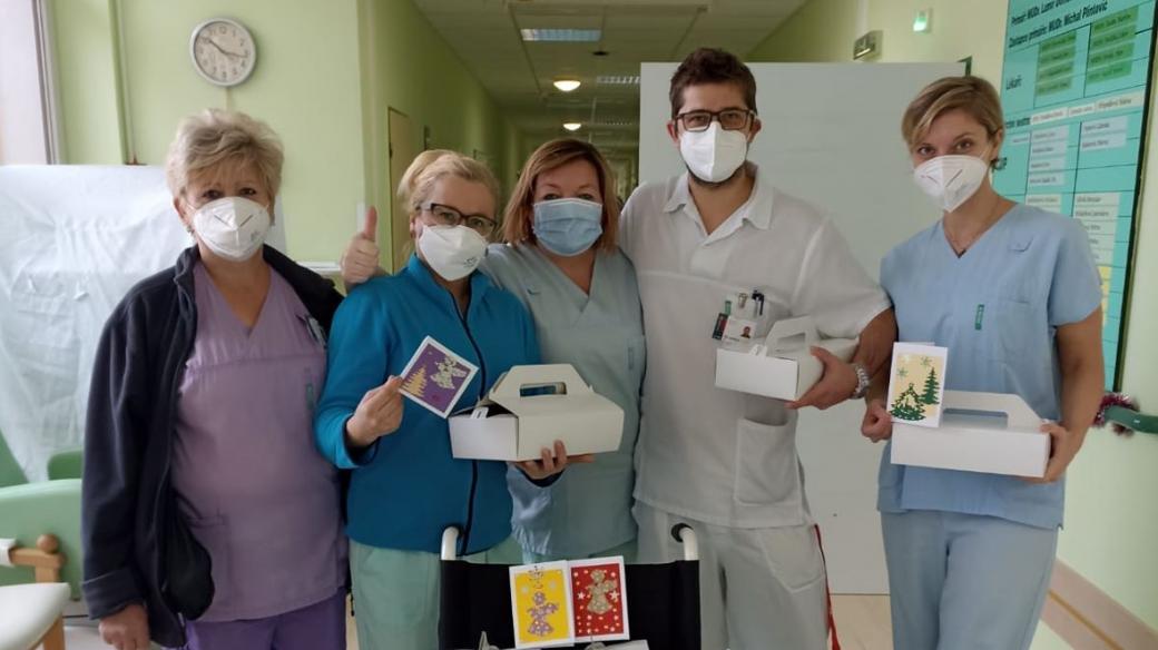Školáci z Kvasic napekli cukroví pro zdravotníky z Kroměřížské nemocnice