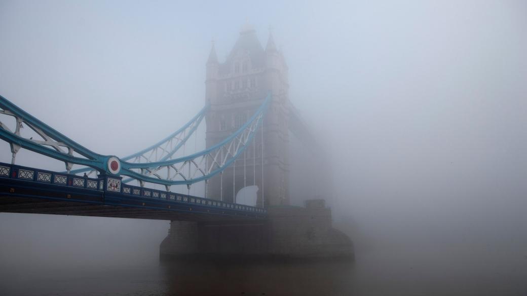 Tower Bridge zahalený londýnským smogem ve dnech rekordního znečištění vzduchu