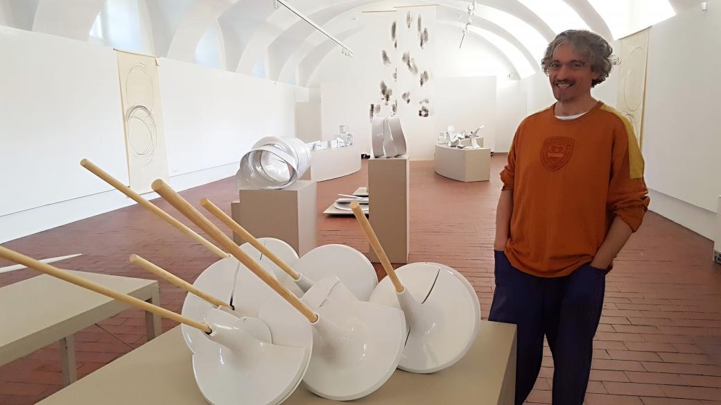 Sochař Dalibor Worm představuje své výtvory na výstavě „Pomsta materiálu“ 