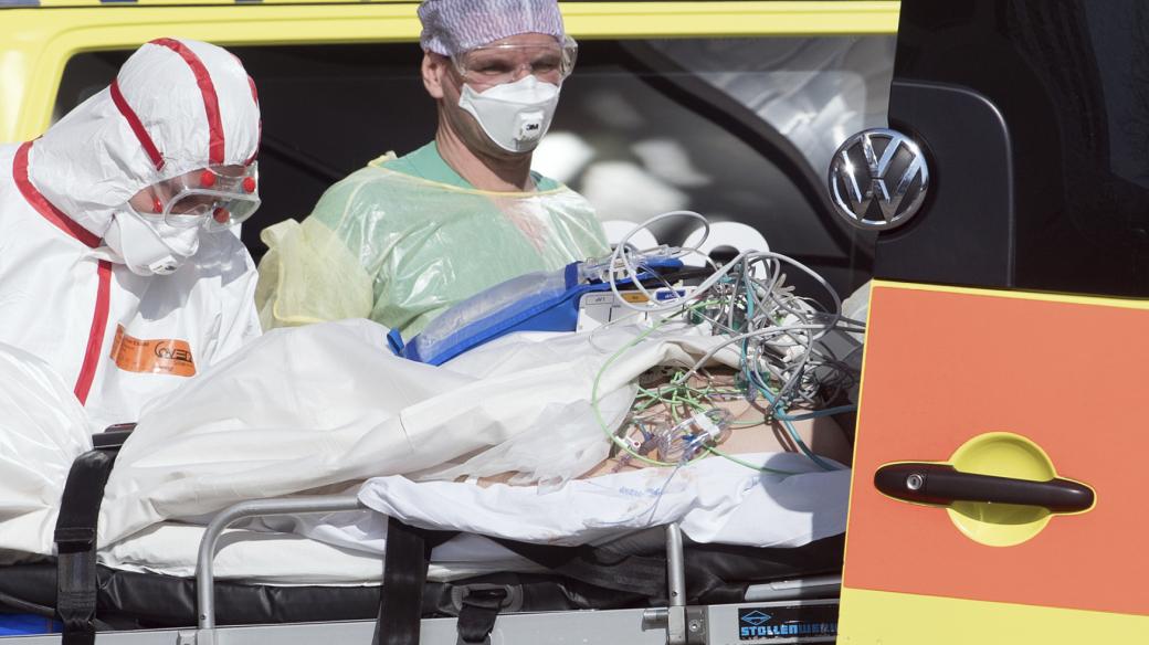 Pacient z italského Bergama byl dopraven do nemocnice v německém Lipsku