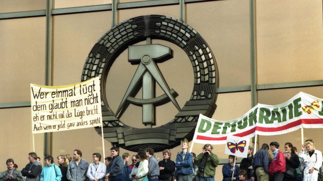 Demonstrace za svobodu před berlínským Palácem republiky v NDR 4. listopadu 1989. Transparent s nápisem Kdo jednou lže, tomu nelze věřit