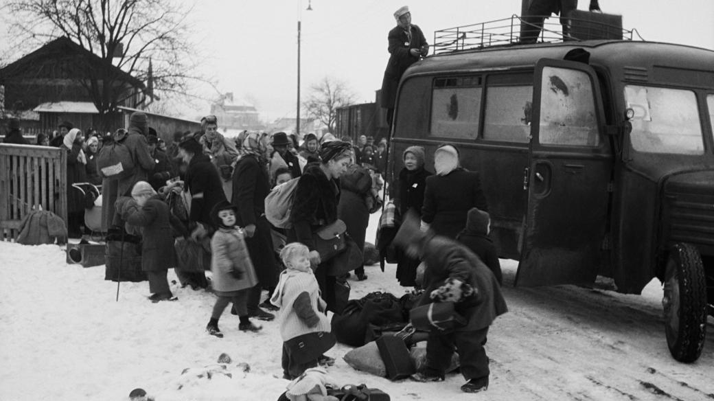 První transport odsunutých Němců z Mariánských Lázní do Německa (1200 osob) odjel 25. ledna 1946