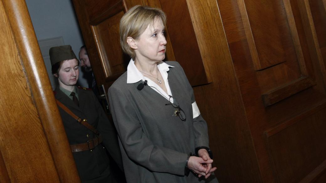 Herečka Milena Steinmasslová v roli profesorky Růženy Vackové při rekonstrukci politického procesu v porotní síni Vrchního soudu v Praze v únoru 2010
