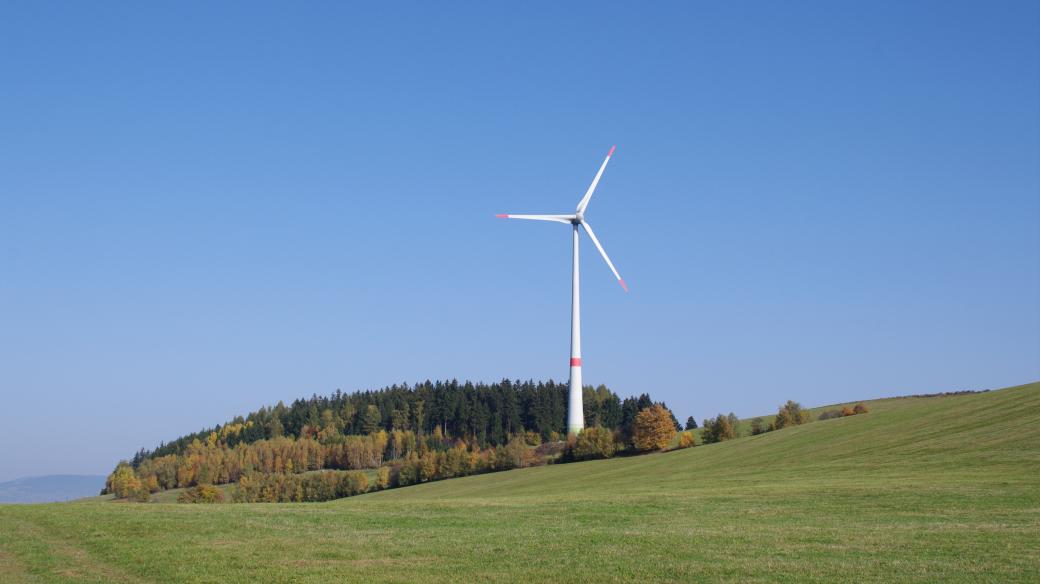 K panoramatu kopců nad obcí dnes patří i větrné elektrárny