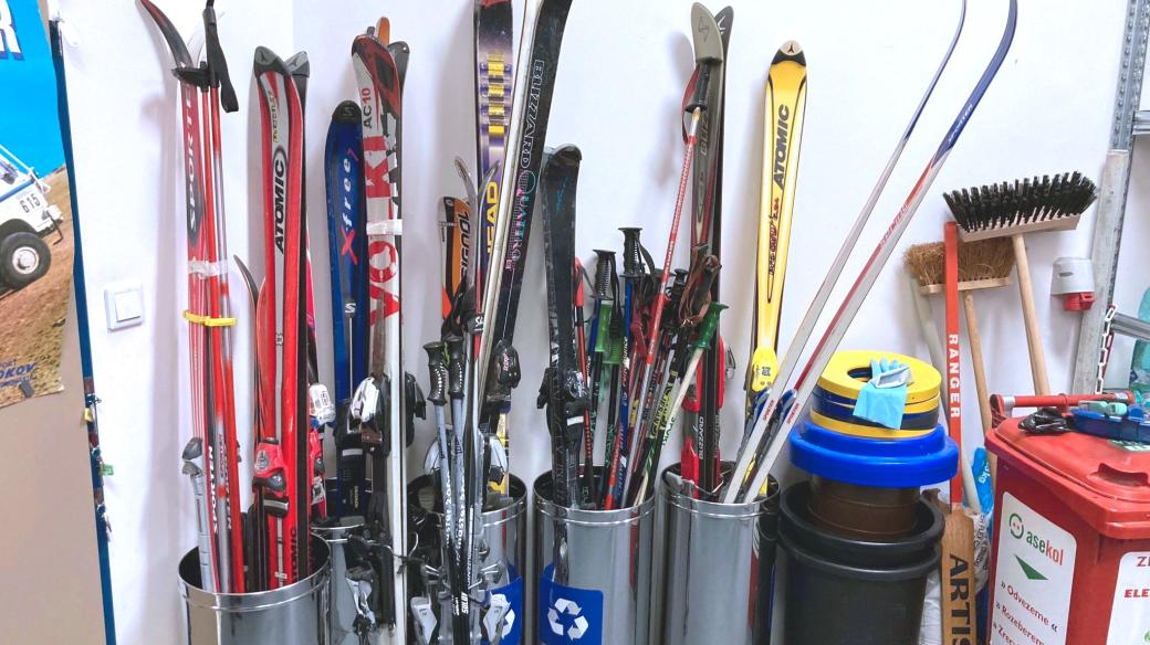 Sbírka lyžařského vybavení v ZŠ Zdice na Berounsku