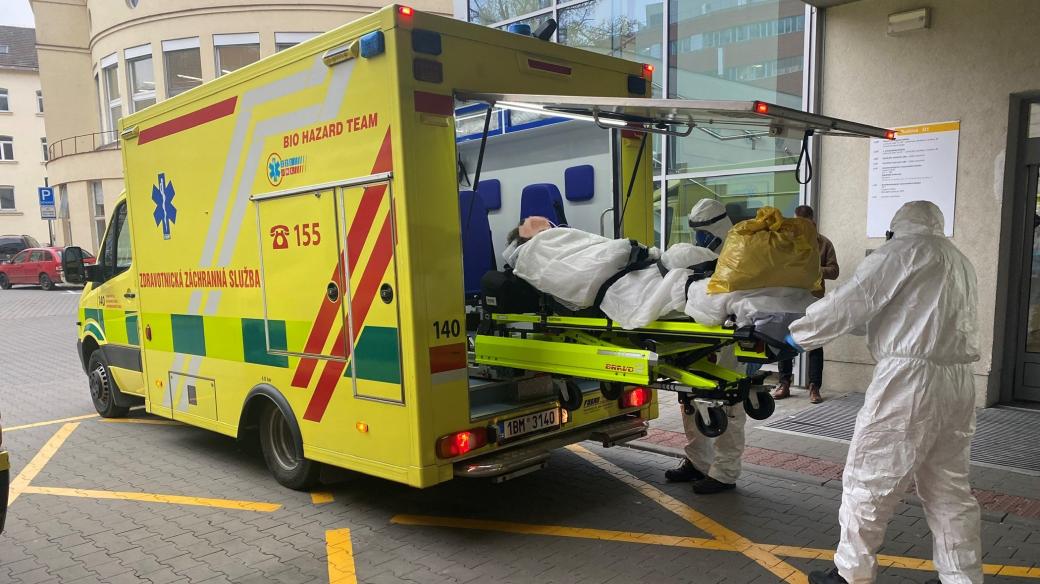 Dva pacienti s nemocí covid-19 ve vážném stavu byli odvezeni do dvou pražských nemocnic