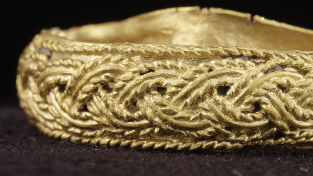 Zlatý prsten, nalezený v Libici nad Cidlinou při průzkumu, který probíhal za účasti amatérských spolupracovníků