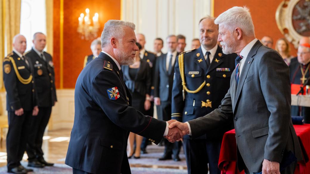 Prezident Petr Pavel jmenoval nové generály. Brigádním generálem se stal ředitel policie v Olomouckém kraji Tomáš Landsfeld (vlevo)