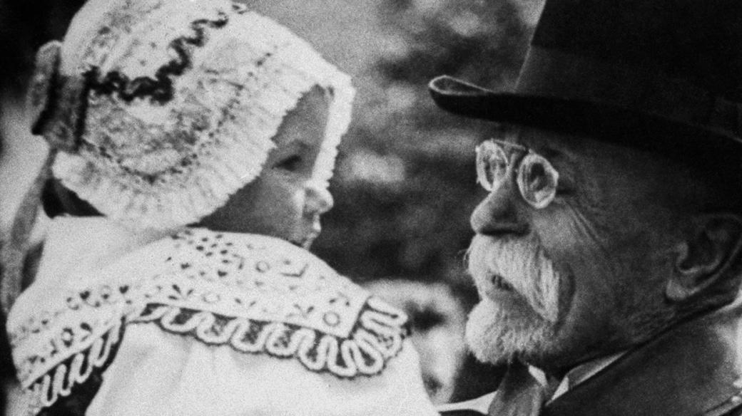 Tomáš Garrigue Masaryk s děvčátkem v kroji