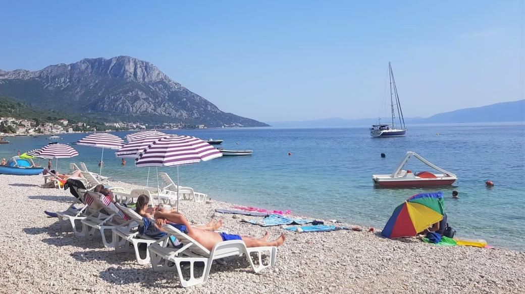 Chorvatsko, moře, dovolená, koupání, pláž, léto, opalování, lehátka, slunečníky, slunce, Makarská riviéra, cestování, ilustrační foto