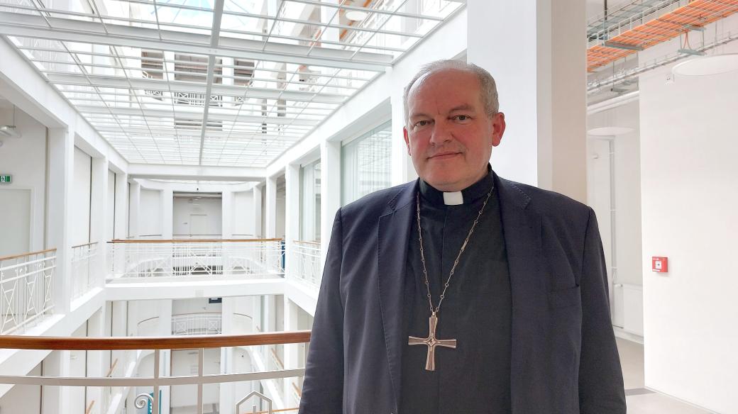 Olomoucký arcibiskup Josef Nuzík v budově Českého rozhlasu Olomouc