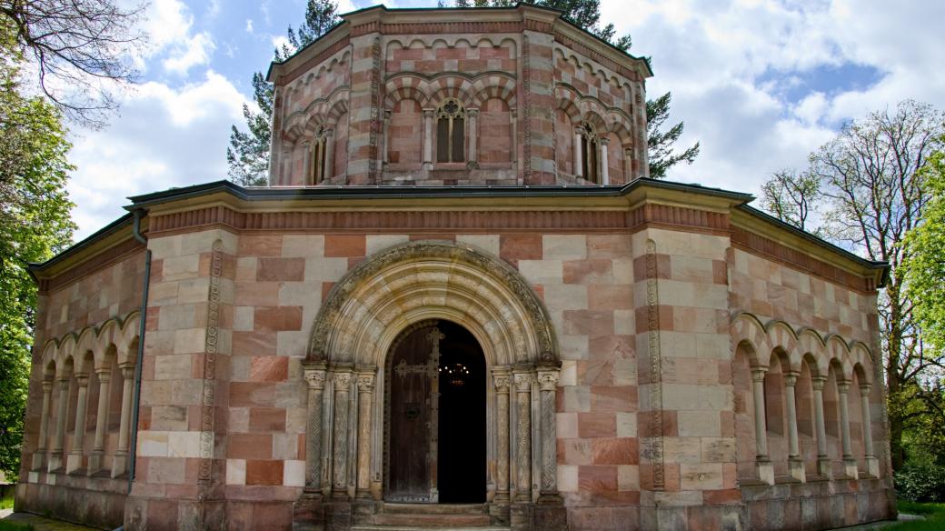 Hrobka Harrachů v Horní Branné