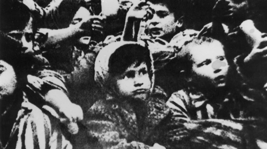 Děti v koncentračním táboře (Osvětim, 1945)