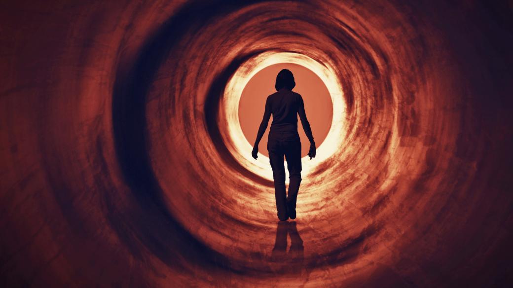 Žena kráčející tunelem (ilustrační foto)