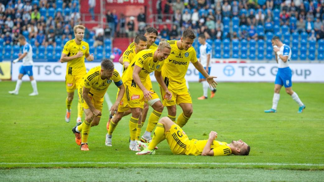 Hráči Sigmy slaví gól na hřišti Baníku Ostrava