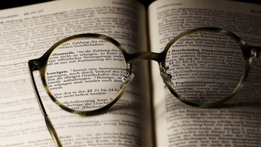 Brýle na knize