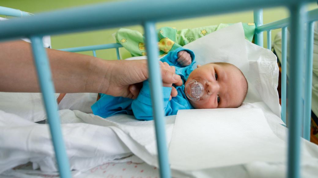 Novorozenec na dětském oddělení v nemocnici