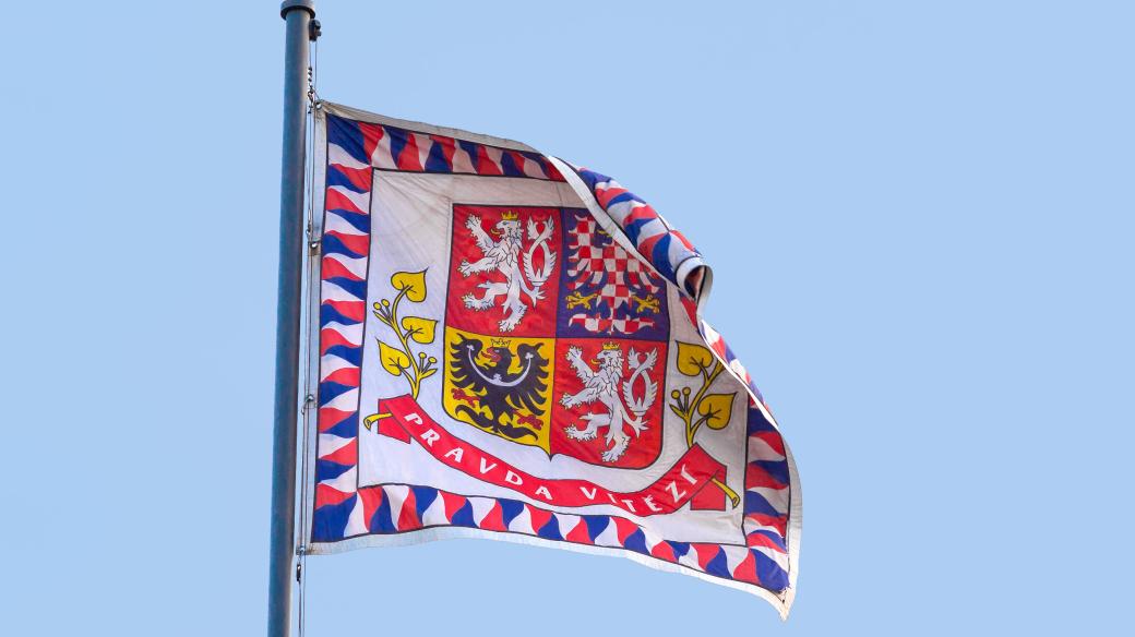 Vlajka prezidenta České republiky s nápisem Pravda vítězí