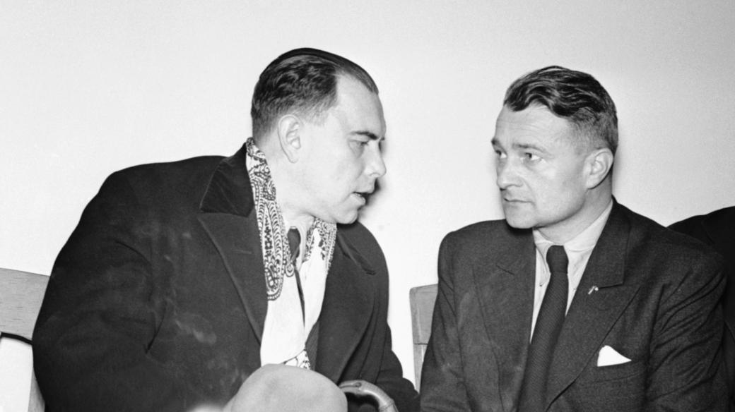 Vpravo spoluzakladatel a vedoucí představitel Vlajky Josef Rozsévač alias Jan Rys, vlevo šéfredaktor Moravské Orlice Antonín J. Kožíšek (rok 1939)