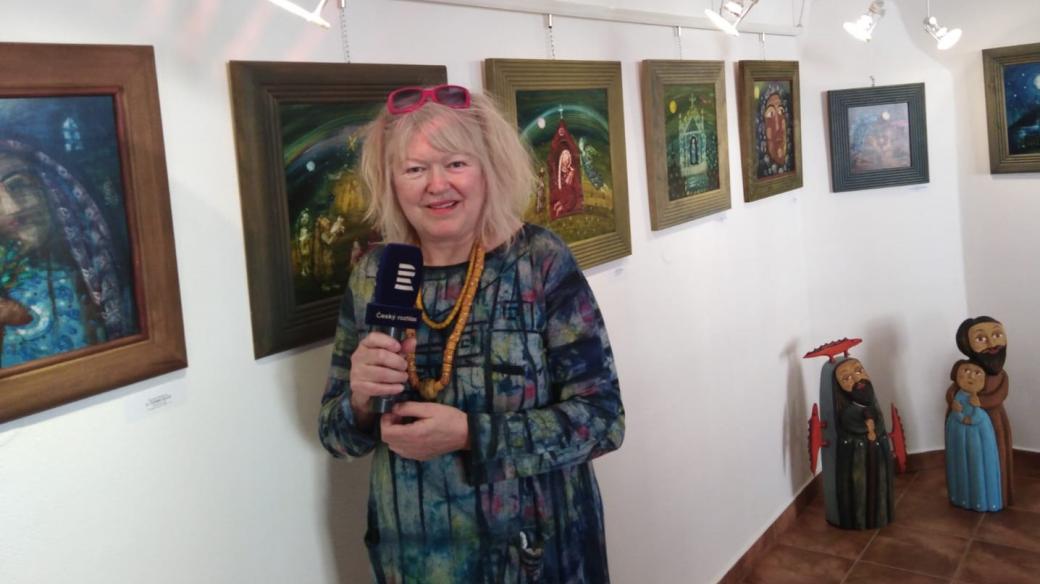 Malířka Renata Štolbová se svými obrazy