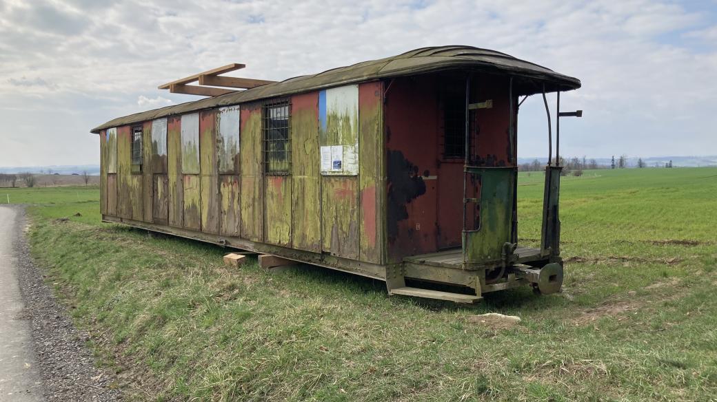 Vagón z roku 1914 v posledních desetiletích sloužil mimo železnici jako fotbalová kabina vesnického klubu