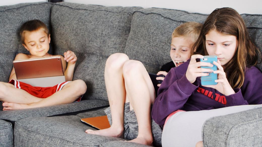 Děti s mobily a počítači