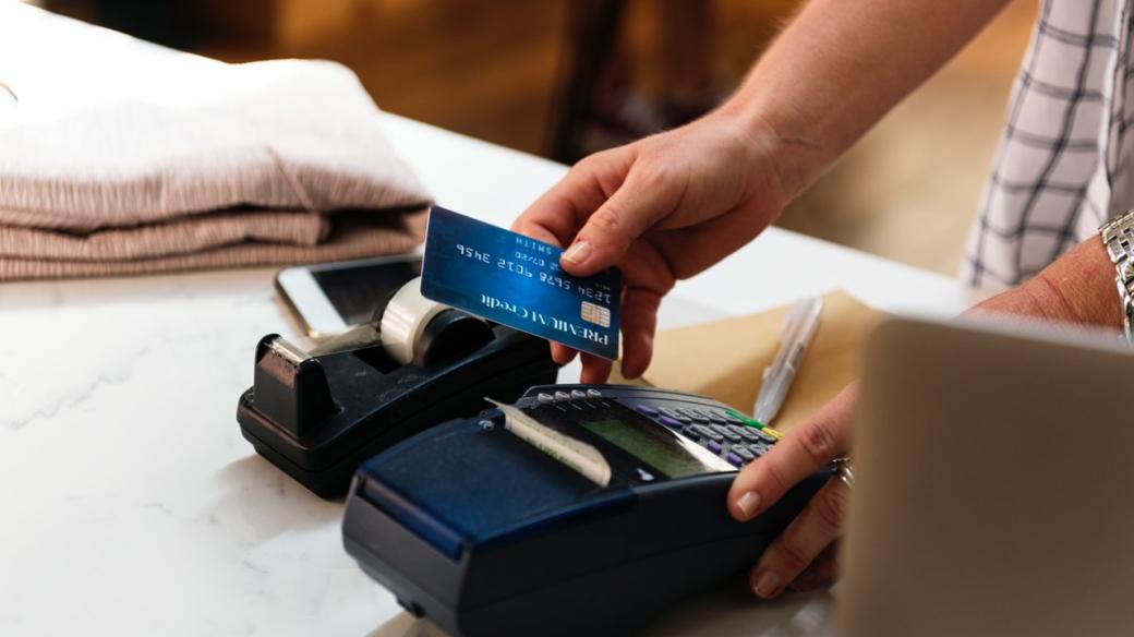 Přísnější pravidla pro elektronické transakce mohou zkomplikovat bezkontaktní platby 