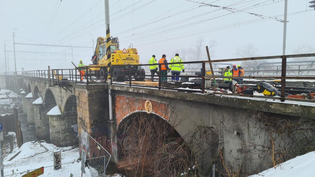 Poškozený železniční most přes řeku Svratku v centru Brna
